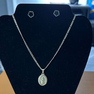 Elegant Gold Pendant Necklace